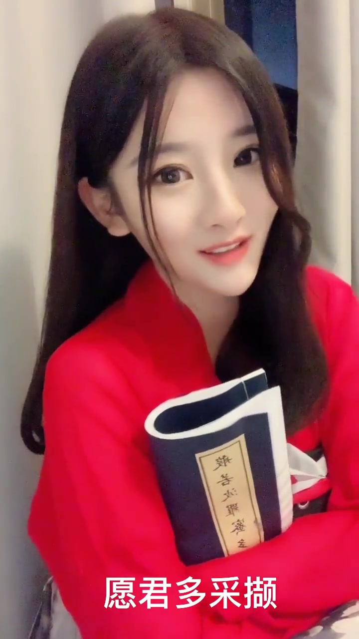 小姐姐好有气质,没想到说出的古诗词,这么有韵味!
