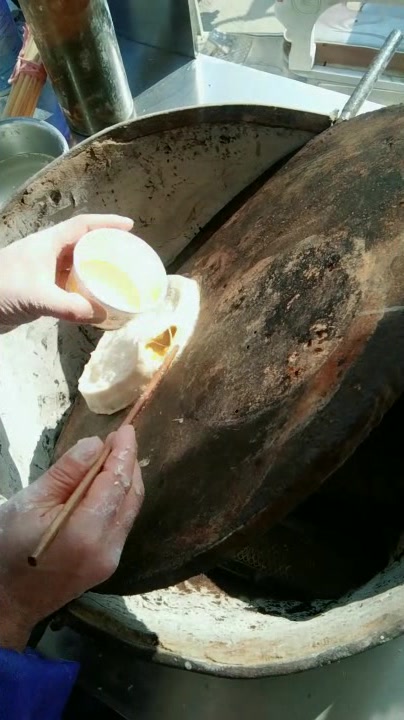 烧饼夹鸡蛋,头一次看见这种吃法,这可是老板绝活