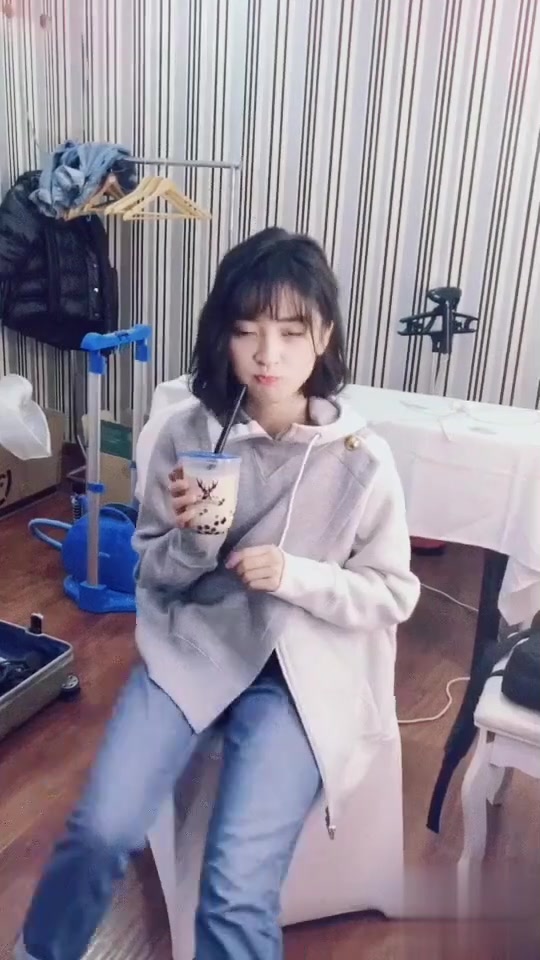 沈月来了,喝奶茶的样子好可爱,不愧是漫画女孩!