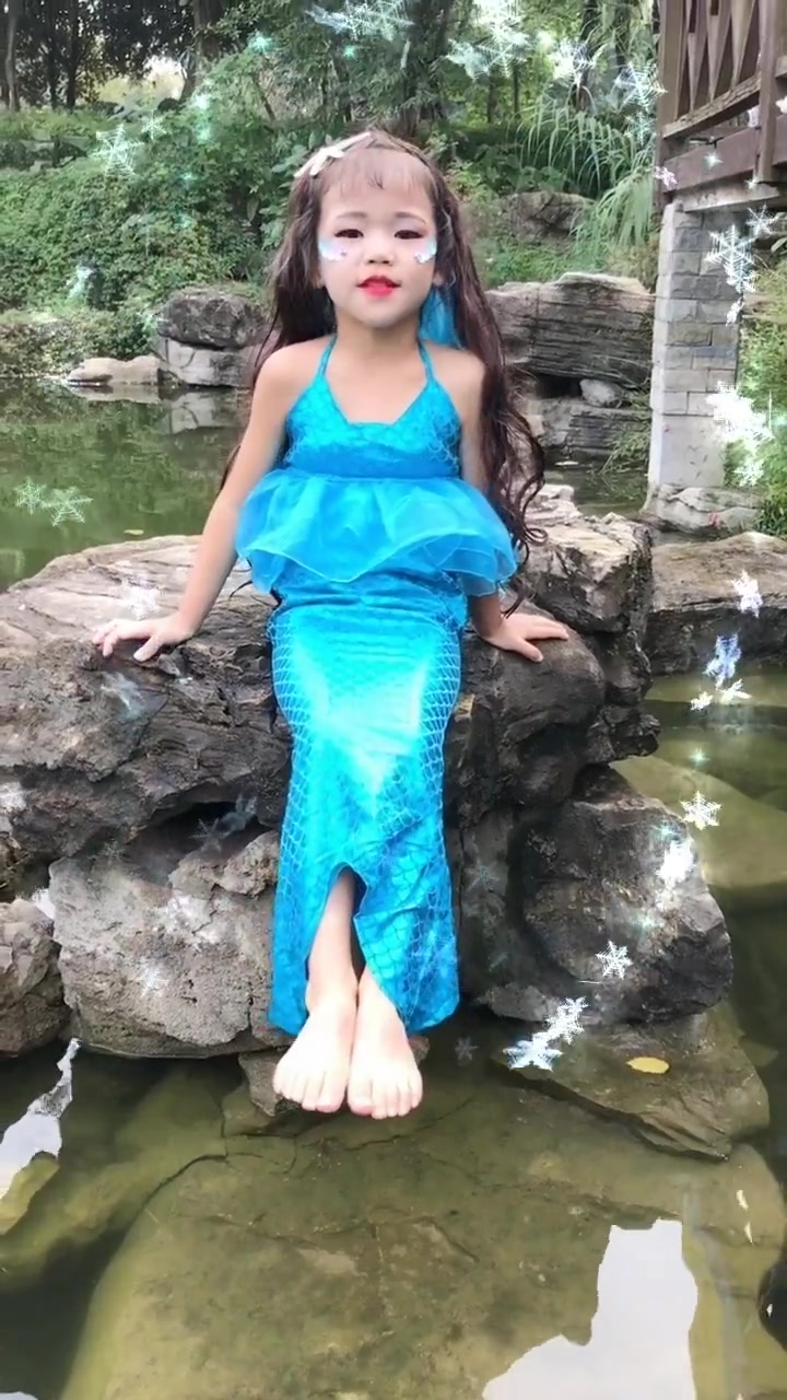 小萝莉穿上美人鱼的衣服,蹲在水里卖萌的样子,好可爱!