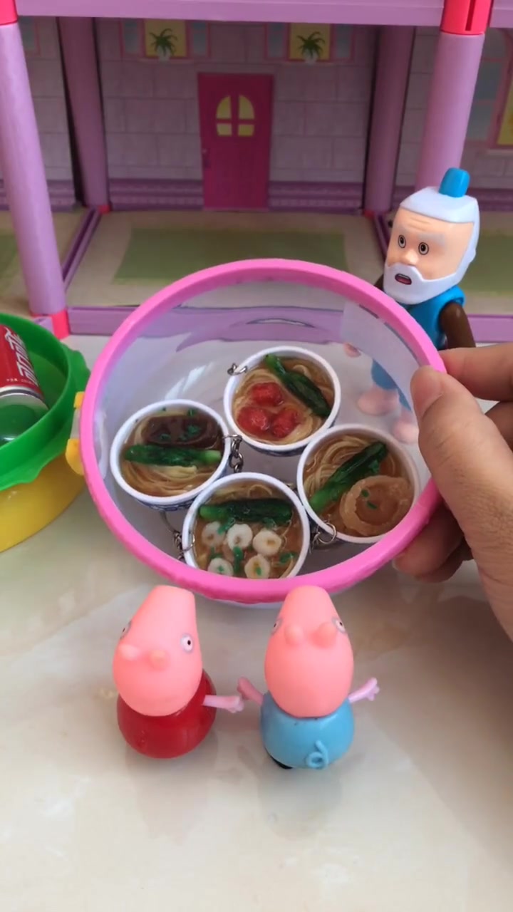 爷爷帮佩奇和乔治打开了汉堡盒子里面有美食和饮料
