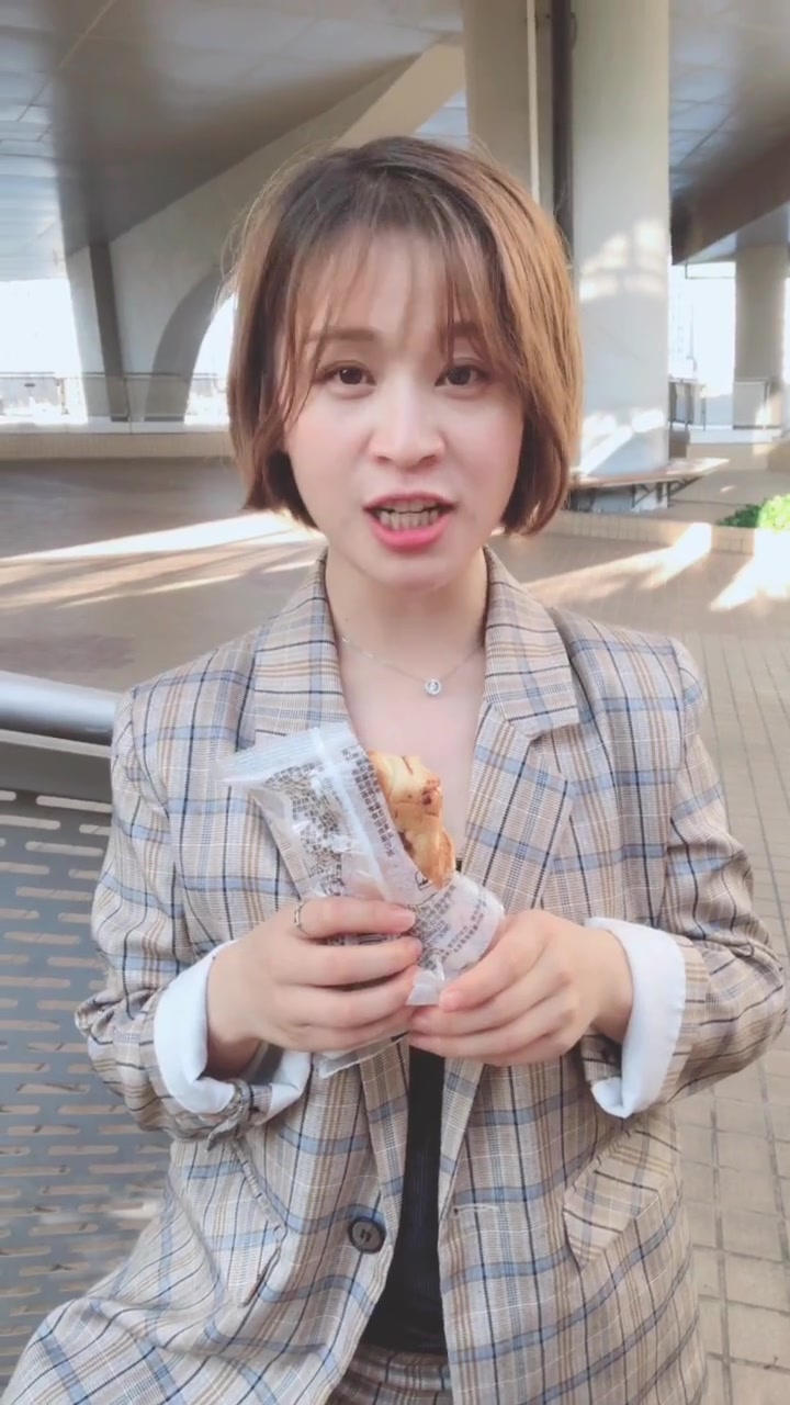 姑娘模仿王思聪吃面包,王思聪好像吃的是热狗吧?