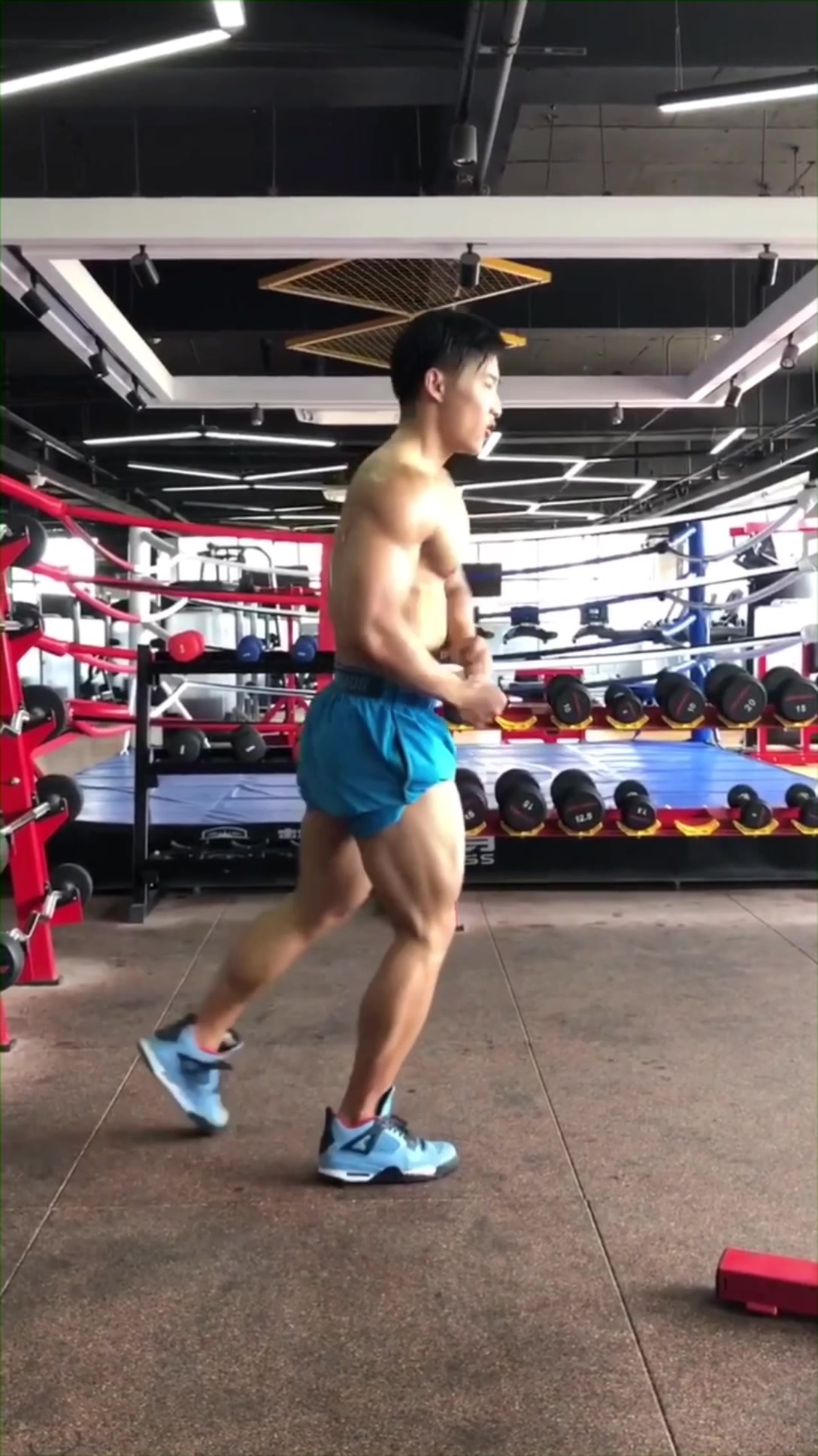 小鲜肉的身材超棒,身上的每一块肌肉都好发达!