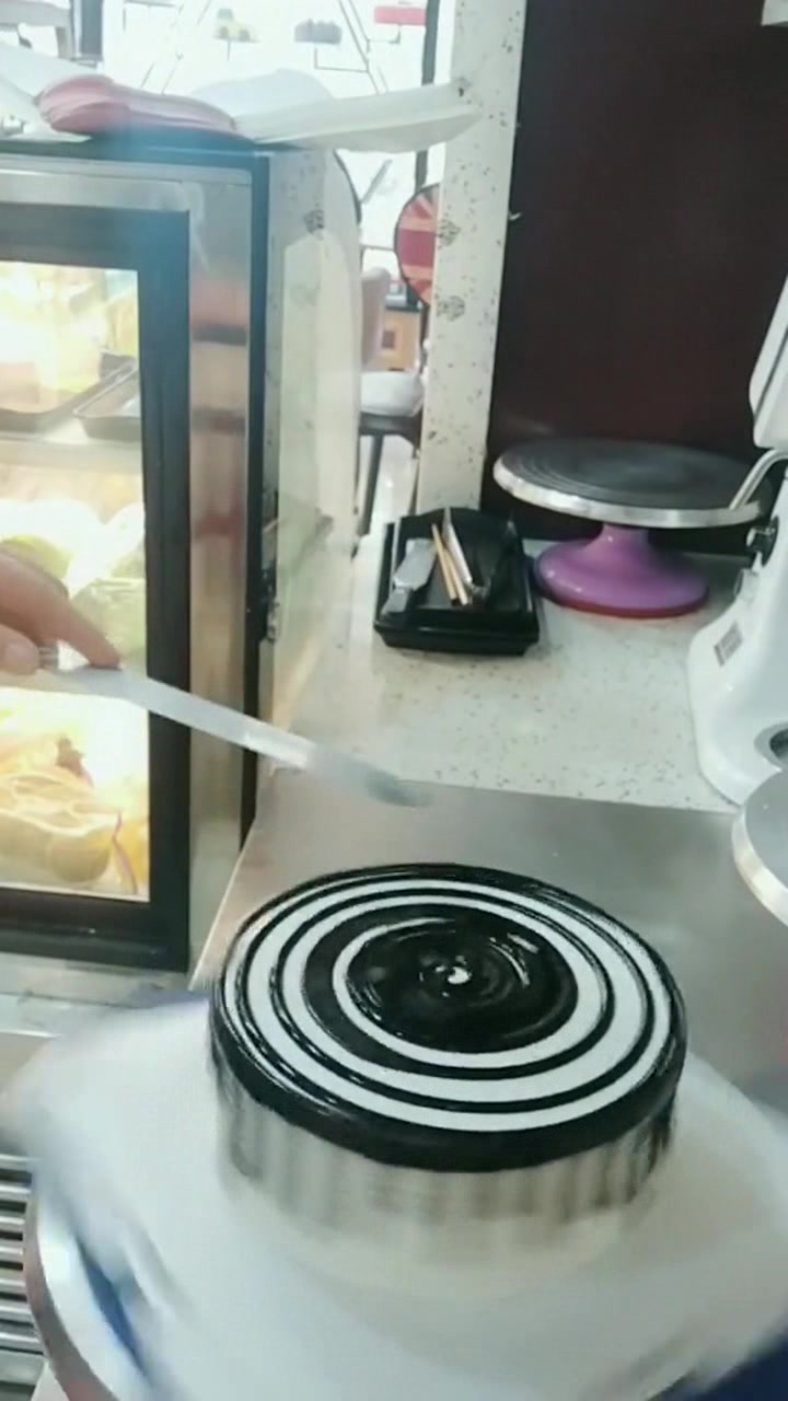 甜筒冰淇淋蛋糕,黑漆漆巧克力堆上琳琅满目的水果丁,看着就好吃