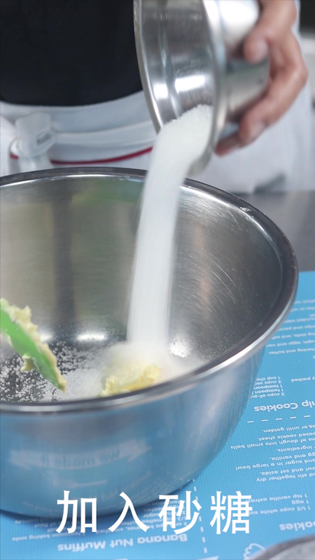 如何做出好吃又好看的流心熔岩蛋糕?西点老师一步一步教你!