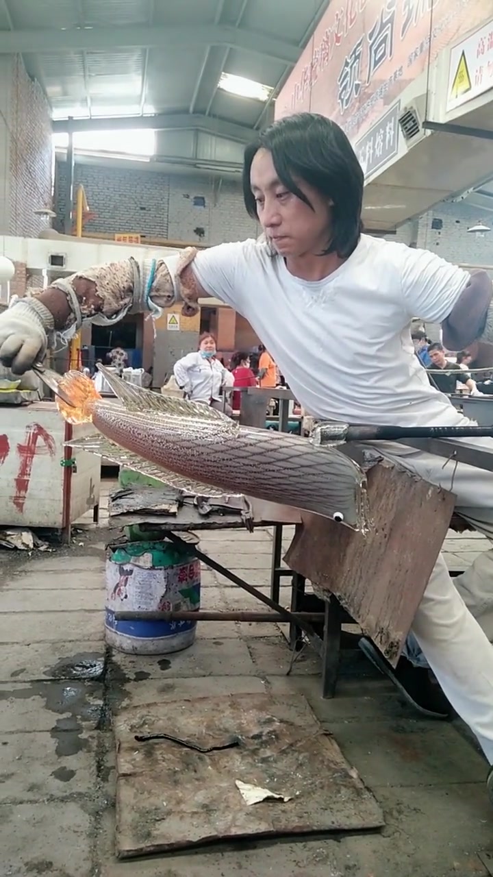 民间牛人制作琉璃金龙鱼,这颜色不对吧!