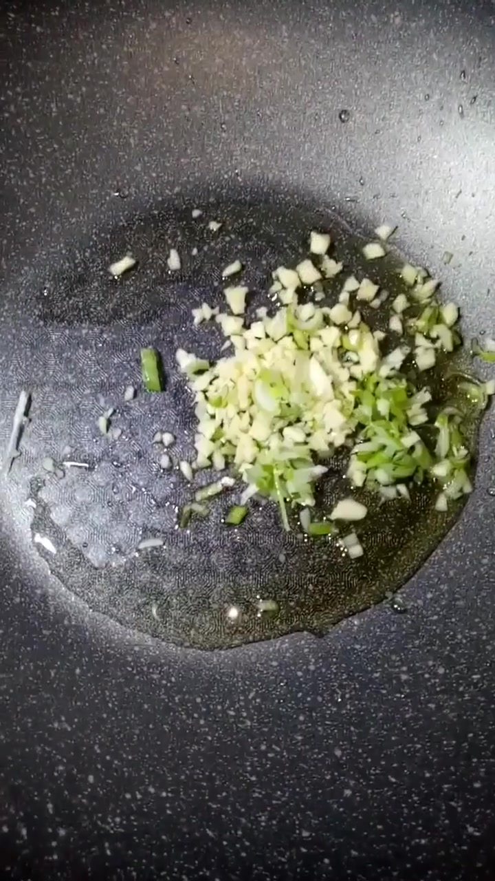 最近这道美食要火了,美味的自制炸臭豆腐,好好吃啊!