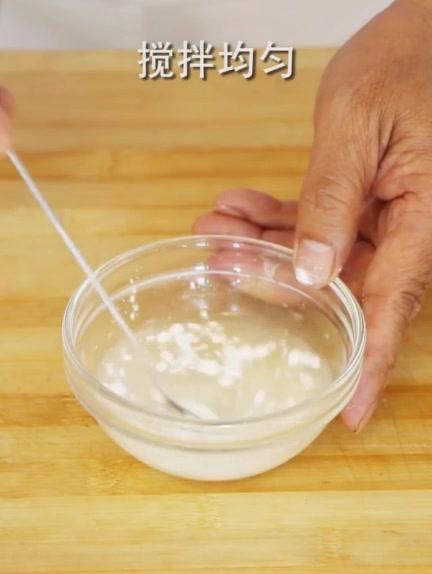 新东方大厨亲自教学爆炒虾仁鱿鱼花,看着就很有胃口,你学会了吗