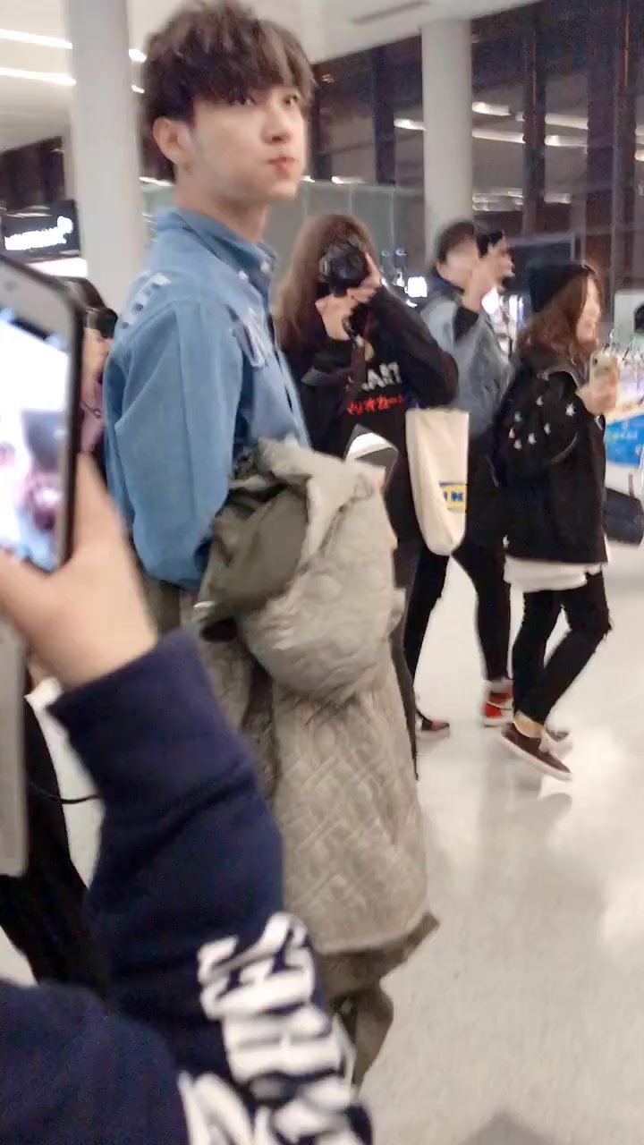 炎亚纶:是和工作人员走丢了吗小哥哥?看着莫名其妙好心疼!