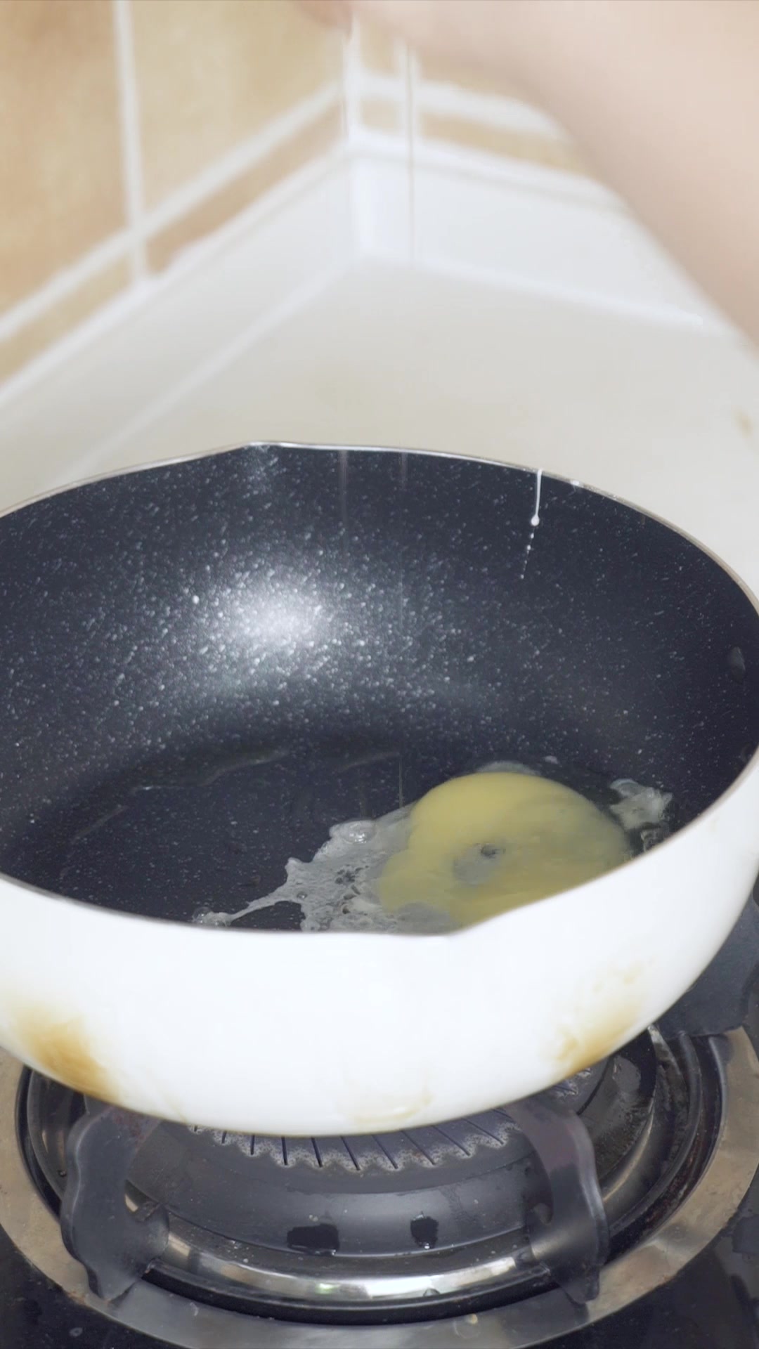 煎鸡蛋加一物,鸡蛋就再也煎不糊了~~~