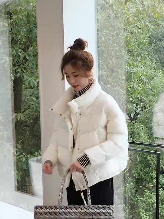 小个子女生的最爱,粉色短款羽绒面包服+休闲裤,甜美可爱又俏皮