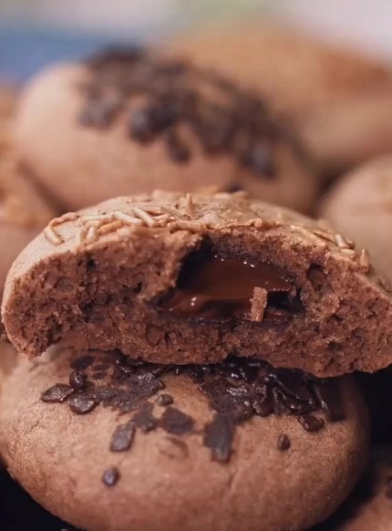 超级好吃的巧克力酱芯曲奇,外酥里软,咬一口满满都是巧克力酱