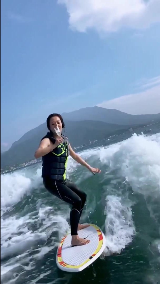 美女冲浪喝香槟真会玩啊,技术一流 网友:这是酒驾啊!