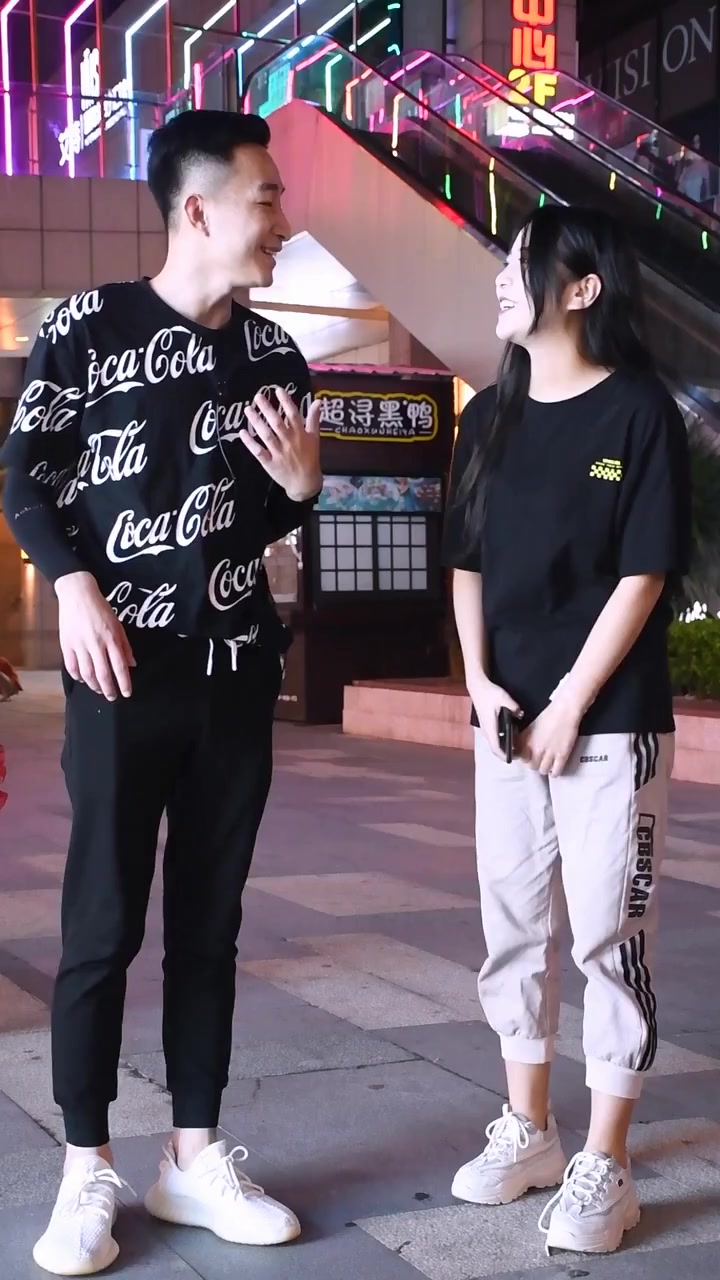 小伙街头套路撩妹,不料被美女反撩做男朋友