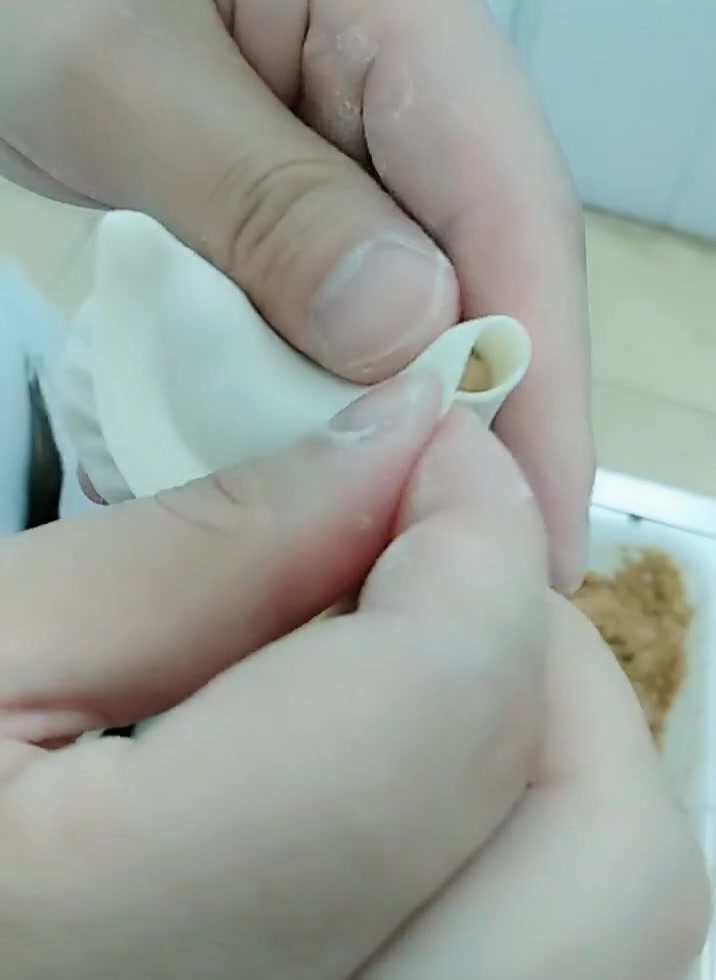 原来饺子铺的月牙饺子是这样包出来的,怪不得褶子又多又好看!