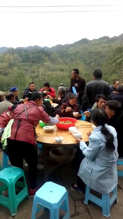 这就是农村的酒席“大盆菜”,网友:不知道味道怎么样?