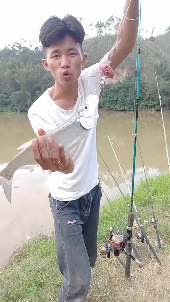 这是什么鱼?看起来居然是银色的,小伙能钓到真的很厉害!