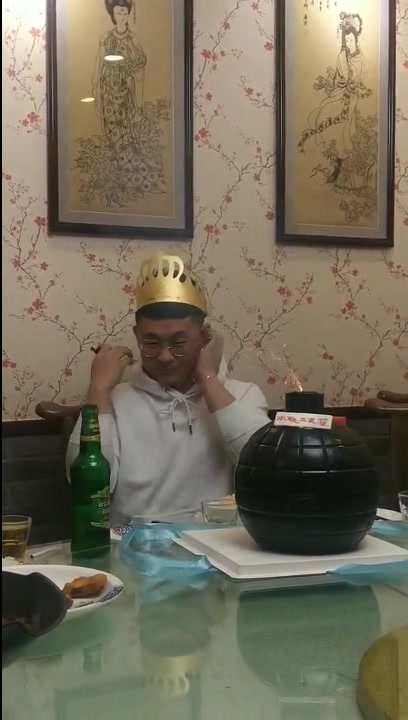 男朋友过生日,定了一个生日蛋糕,点蜡烛的那一刻,被吓坏了!