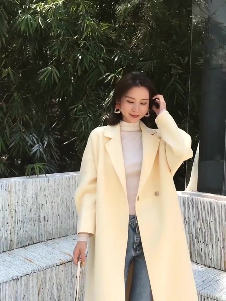 黄色长款大衣搭配牛仔裤,温柔气质的穿搭,散发满满女人味!