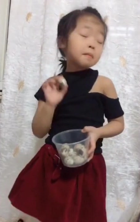 搞笑配音:小女孩搞笑模仿卖鸡蛋,这表情,真是太可爱了