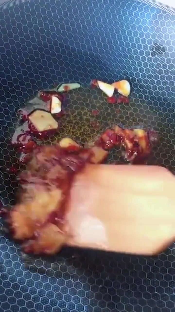 觉得只吃排骨太油腻,那么我们来做一道红烧土豆排骨吧!