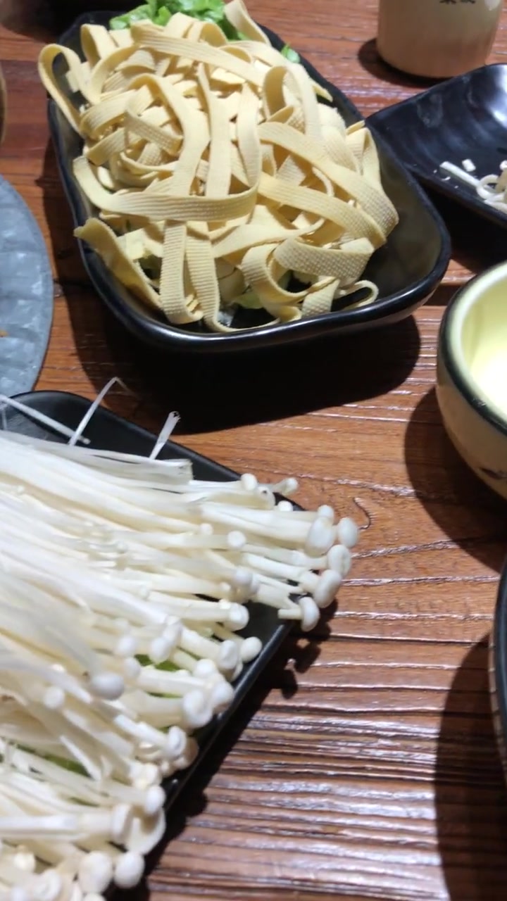 这一锅牛杂铜瓢火锅,堪比郑州鸿茂斋,香烂无比,鲜味四溢,蘸上葱花干碟小料,如果不细细咀嚼,