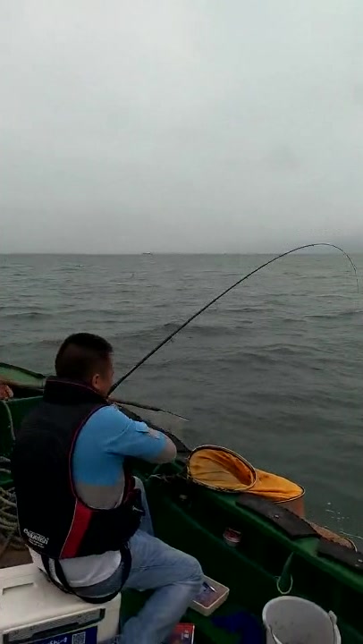 大哥海上钓鱼,即使摇摇晃晃的,照样还是能钓上来大家伙