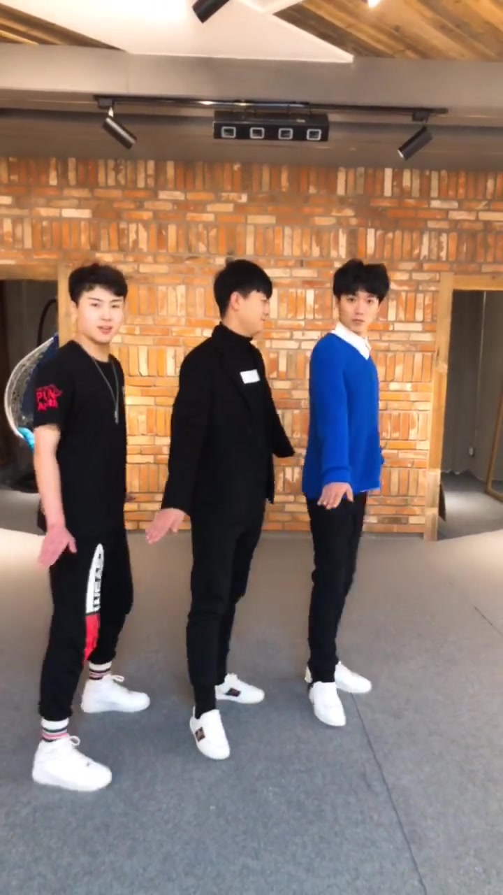 兄弟三个这是在学“鸭子”走路,真是太逗了,忍不住看了好多遍!