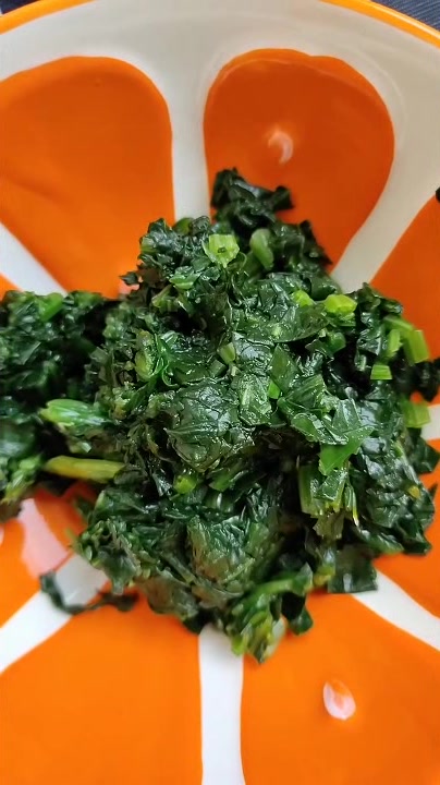 用虾仁菠菜鸡蛋这样简单的食材,做出美味的菜肴,去餐馆也吃不到