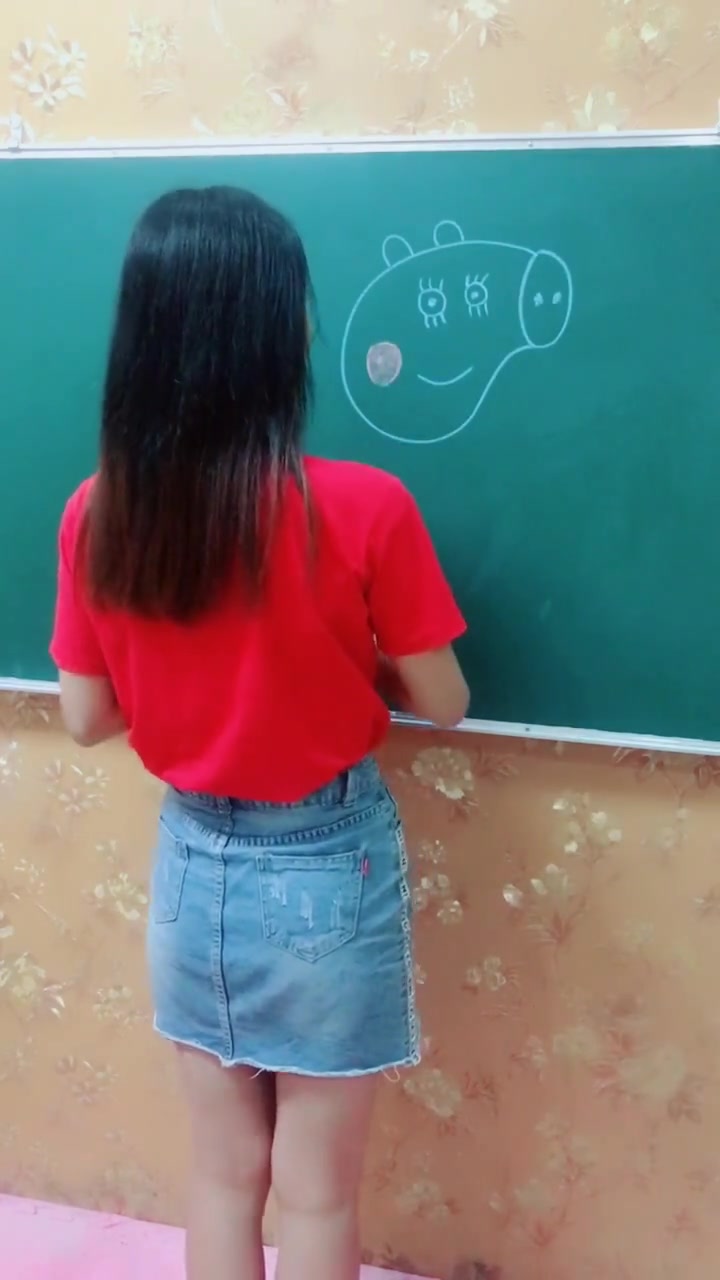 简笔画“小猪佩奇”,想不到老师画的这么像,好看不难