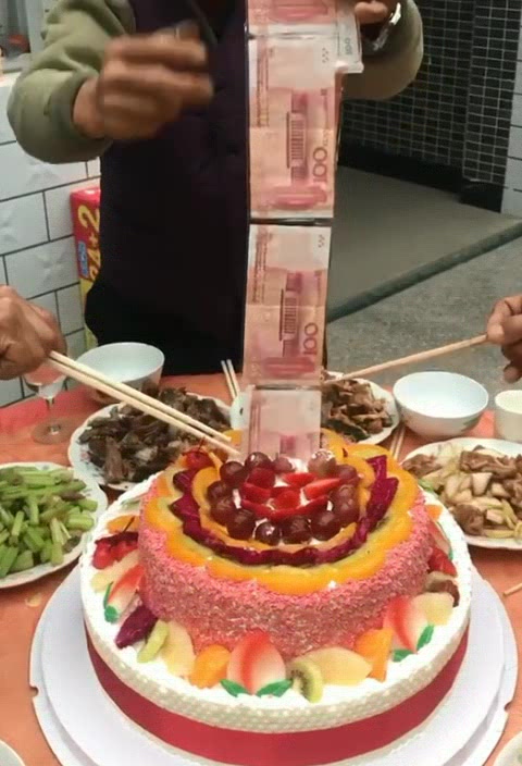 这是我见过最有创意的生日蛋糕,肯定是一个难忘的生日聚餐