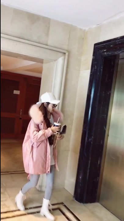最近这个穿搭很流行,粉色外套搭配白色鸭舌帽,时尚又大气!