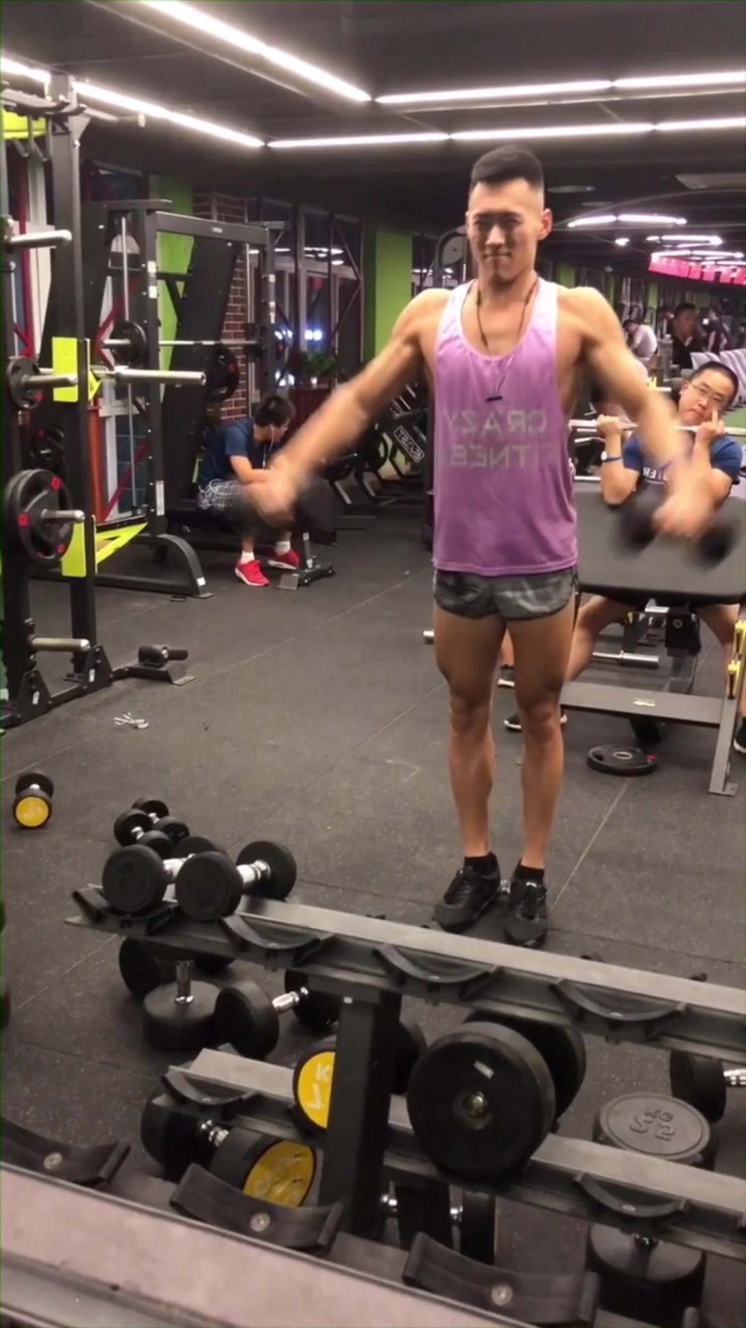 寸头型男拥有一身精瘦的肌肉,结实的麒麟臂和胸肌令人羡慕!