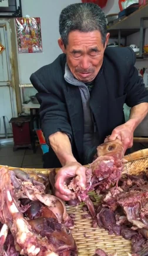 农村大爷炖了一大锅狗肉,这么冷的天,来一块肯定很爽!