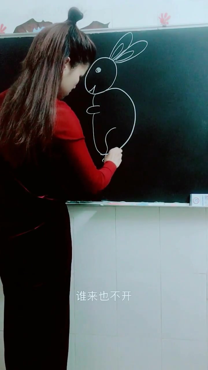 简笔画:幼师画“小白兔吃萝卜”,一只可爱的小兔子