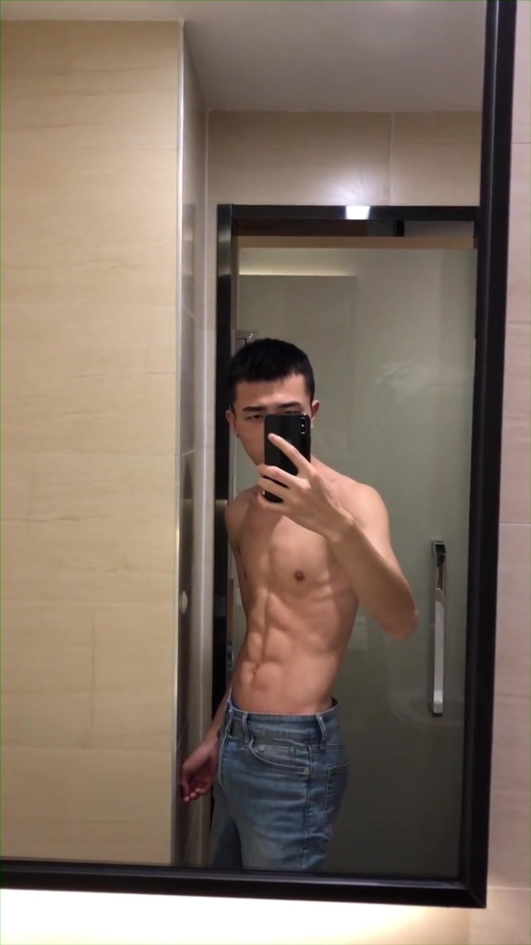 寸头型男不仅颜值高,而且身材棒,精瘦的肌肉恰到好处!