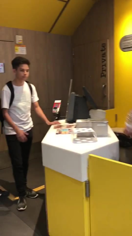 两兄弟,排队拿冰激凌,手握在冰激凌上是咋回事?