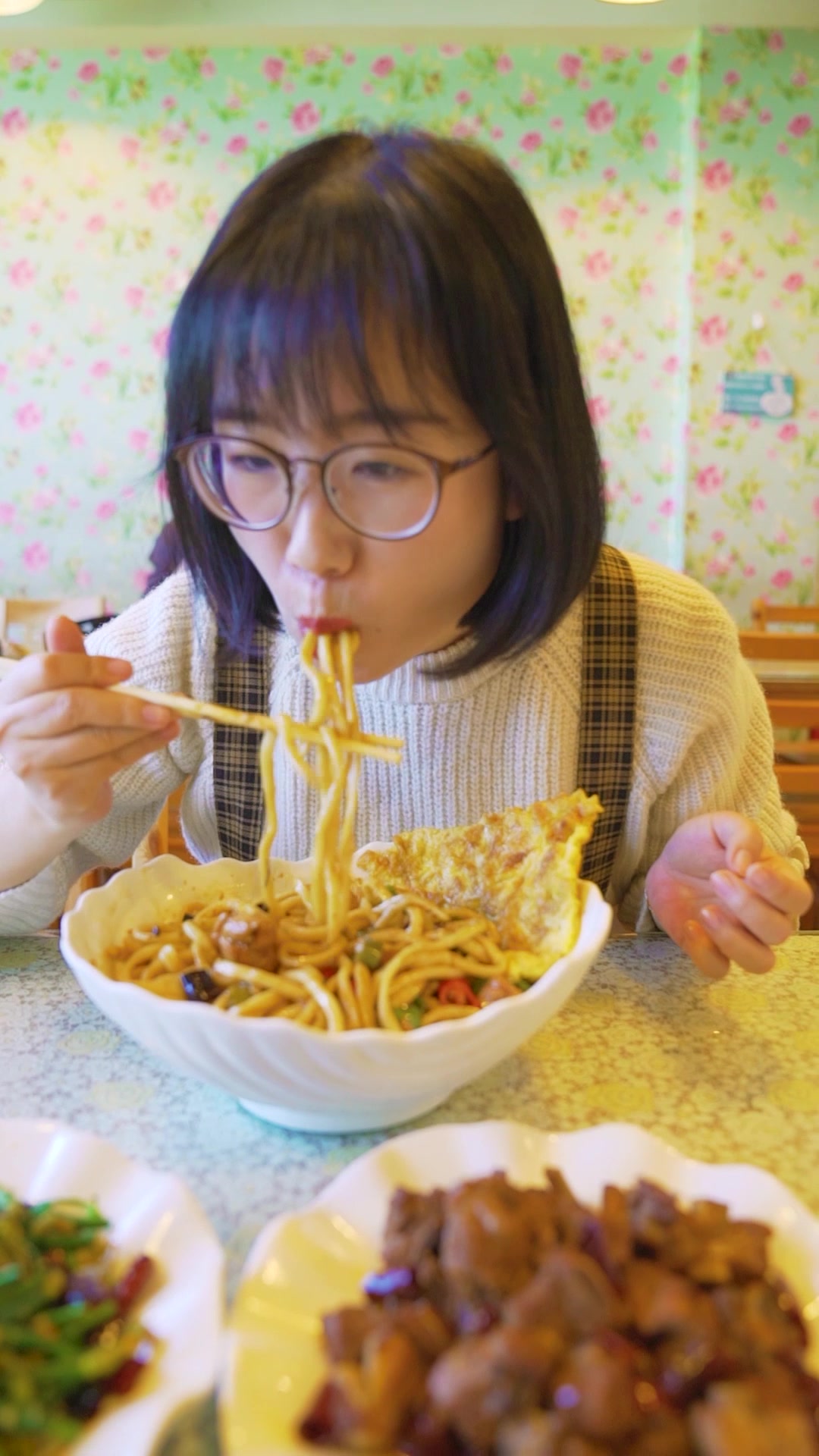 今天来三里屯吃了一碗爆辣小公鸡面,我想回家了!