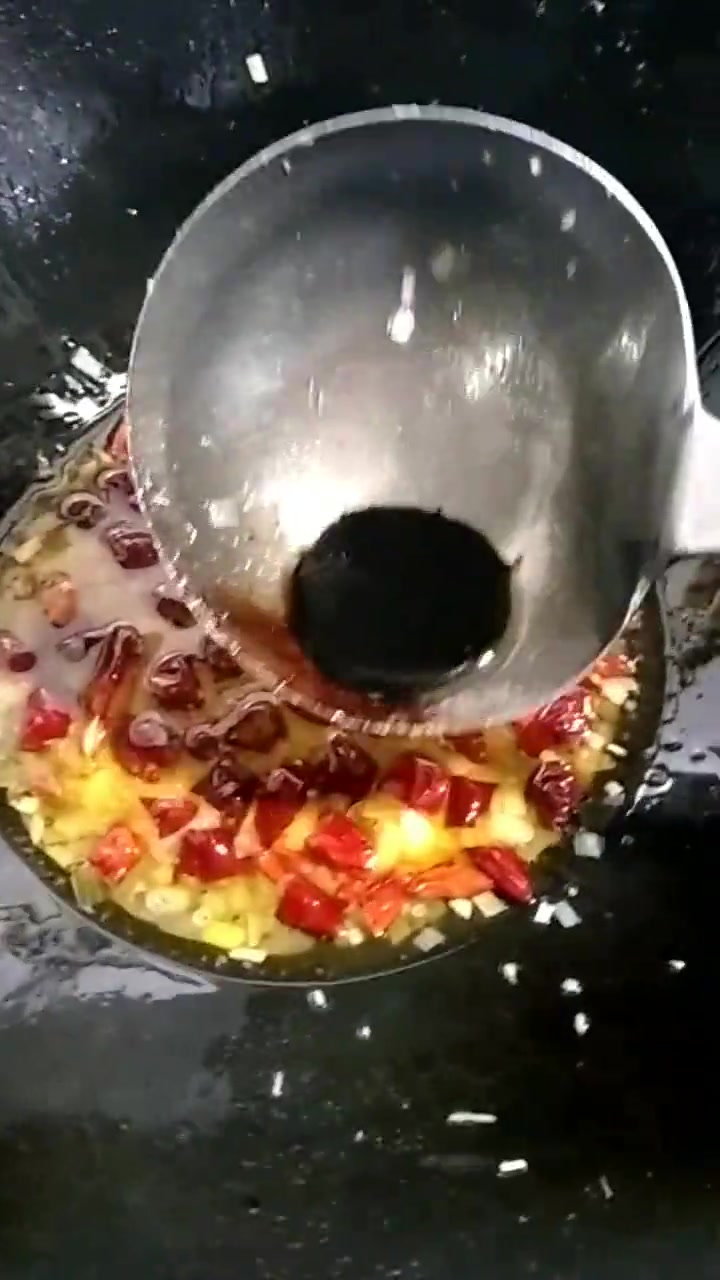 美味辣子肉丁做法,看起来比饭店的都香,好吃美味又下饭
