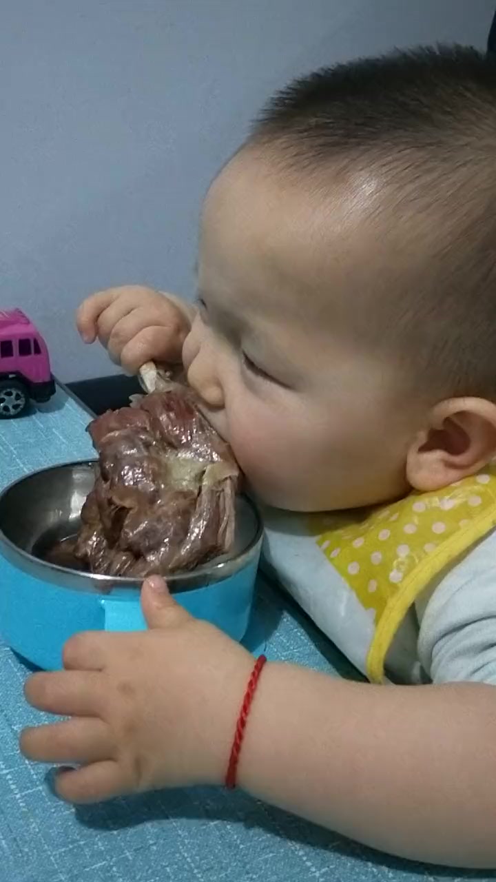 这个宝宝火了,大口吃肉的表情太可爱了,网友:看着都香!