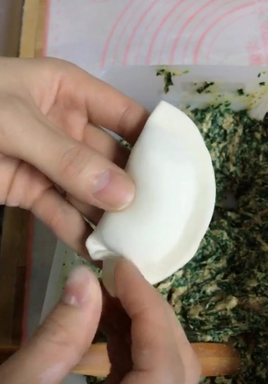 捏饺子花边时注意这一步,饺子就不会露馅,详细步骤都教给你!