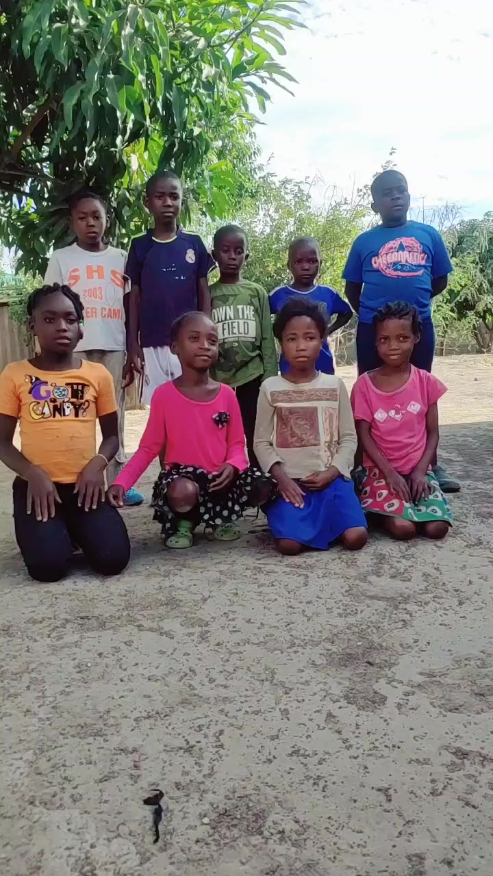 这个小黄鸭舞蹈火了,非洲小孩子都学会了,真是太可爱