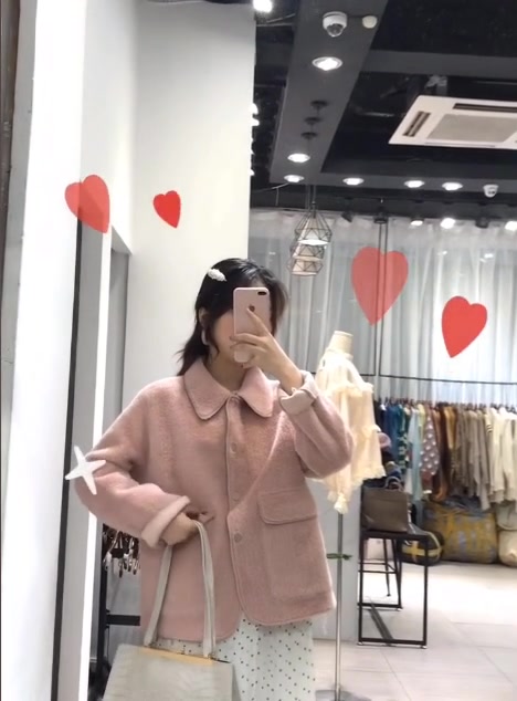 粉色毛呢外套搭配波点裙,一股甜美的少女风就出来了