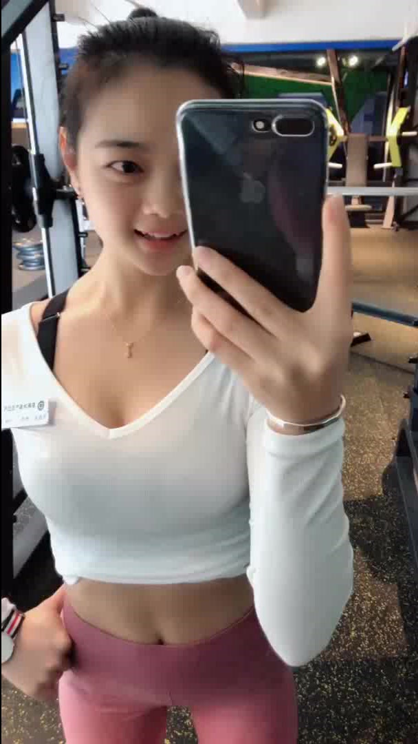 这难道是所谓的萝莉脸肌肉女?小姐姐这一身的小肌肉还真是优秀!