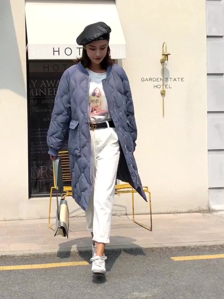 蓝色长款棉衣搭配白色休闲裤,看起来很舒服的感觉,真实又好看!