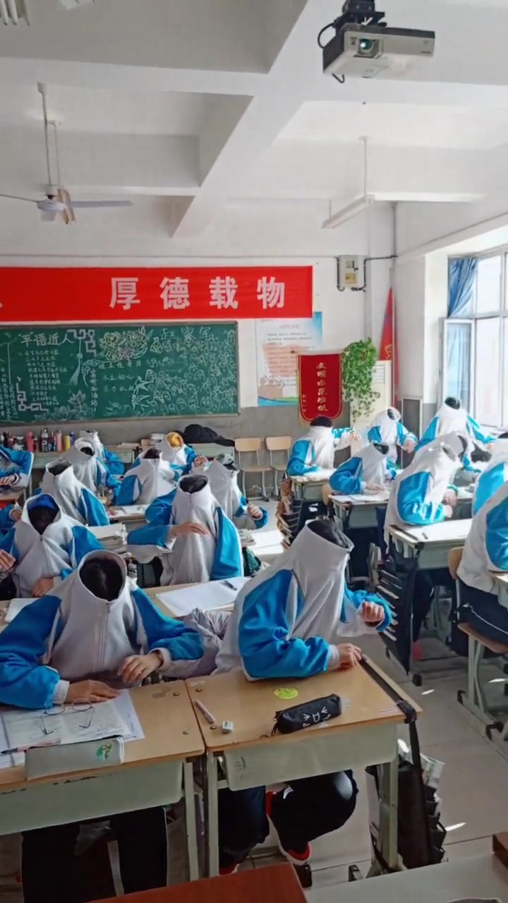 全班人一起跳“小黄鸭”舞蹈,现在的学生太会玩了!