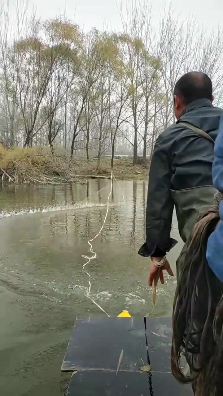 农村大哥撒网捕鱼,表情丰富,看撒网结果就知道是专业的!