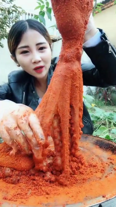 看小姐姐手上拿的这东西,这么大的爆辣八爪鱼,这得吃几顿啊