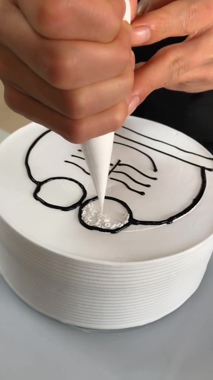 裱花师制作的哆啦A梦蛋糕,好精致,女儿看了好喜欢