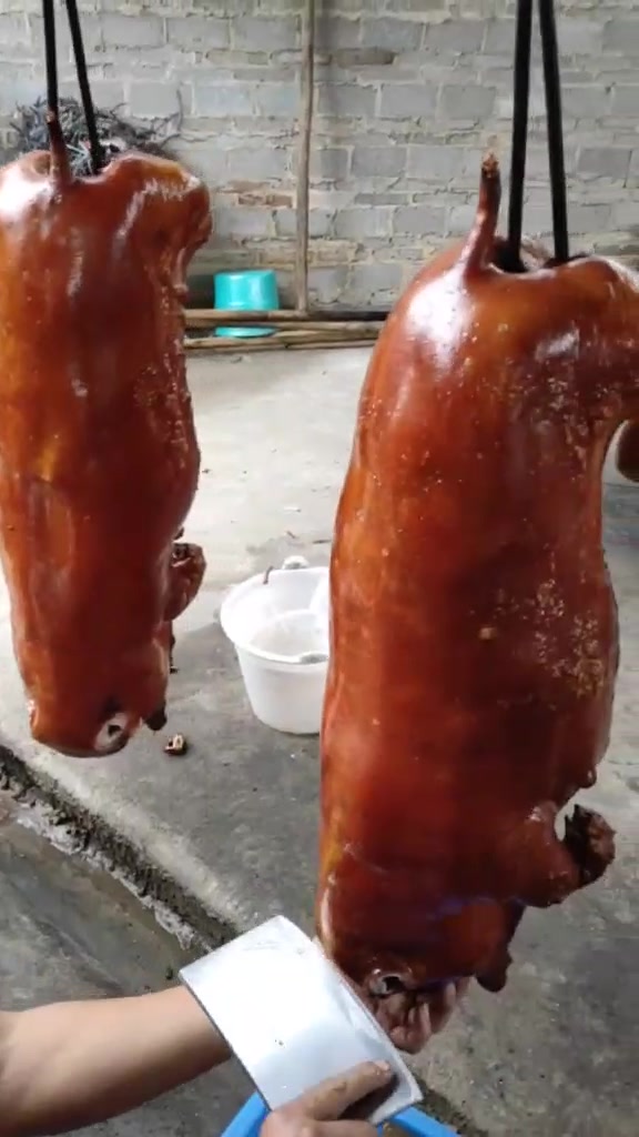 刚烤好的猪肉,用刀切开,看这颜色,一定很好吃
